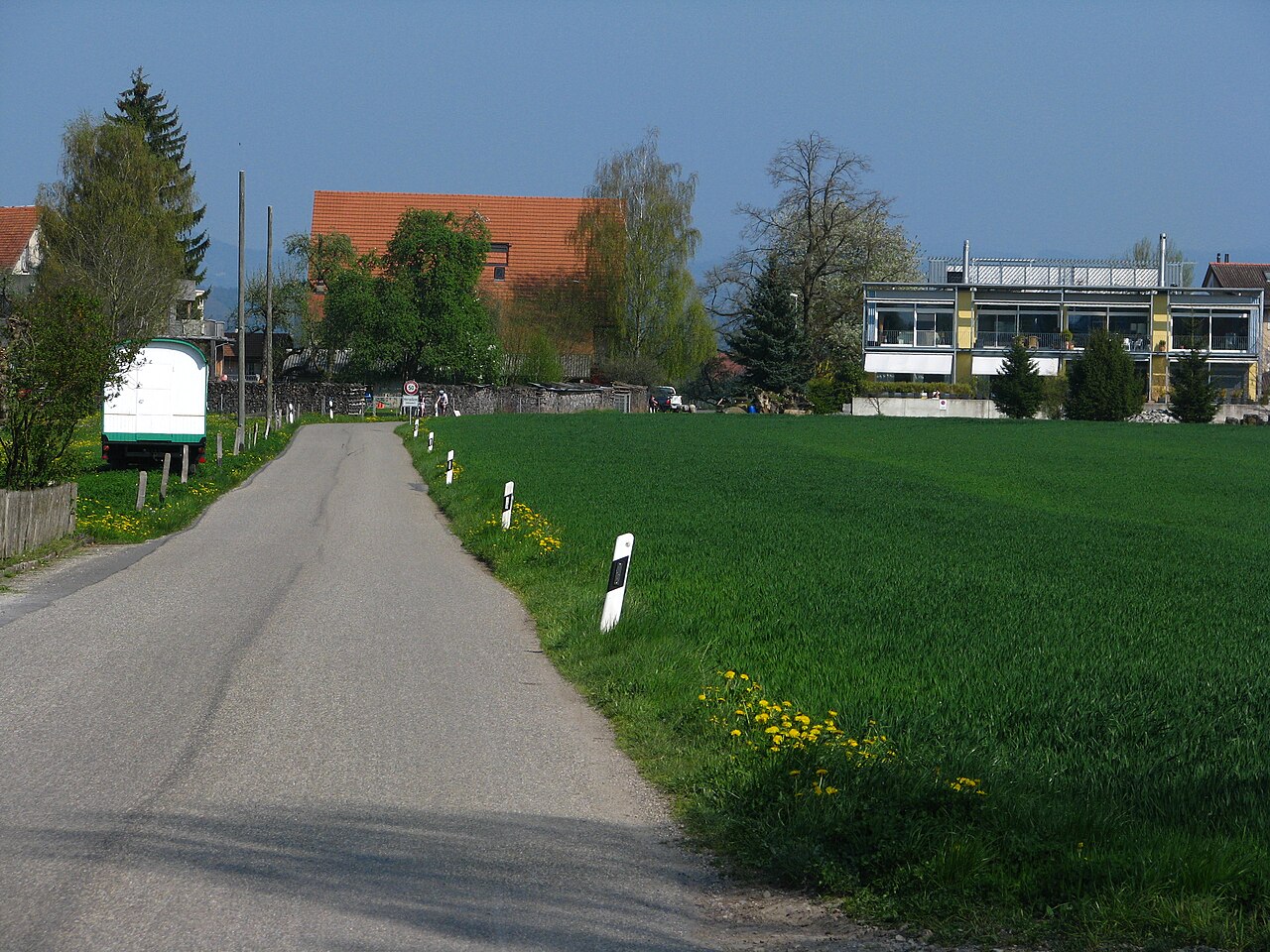 Ortsteil Hermikon in D&uuml;bendorf mit H&auml;usern und Zufahrtsstrasse