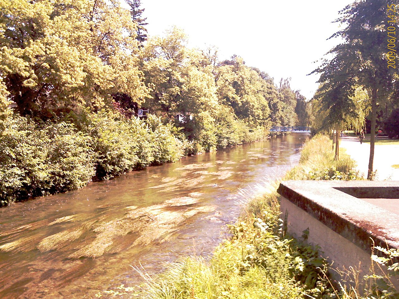 Die Glatt mit Uferweg und B&auml;umen in D&uuml;bendorf