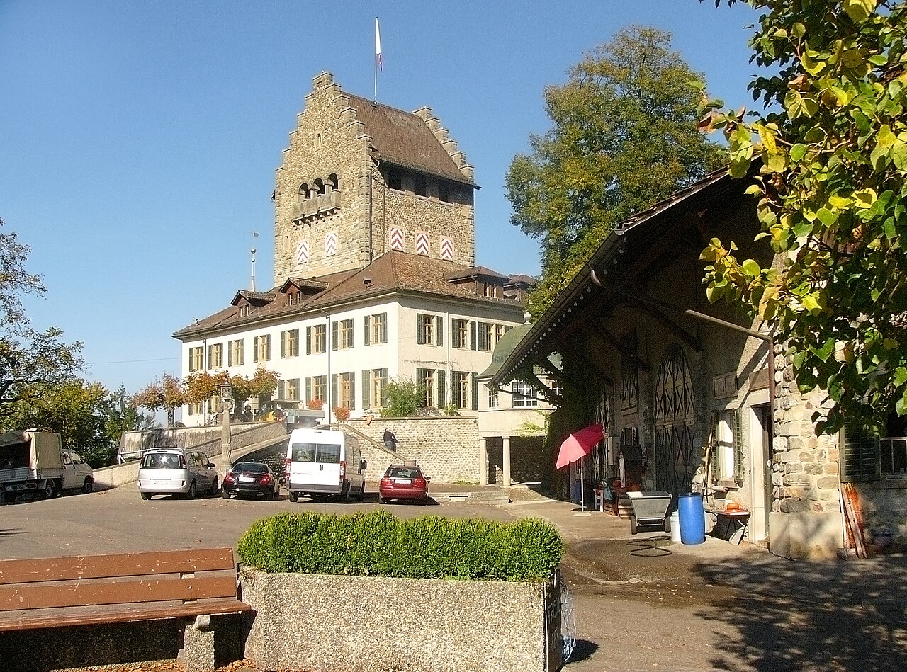 Schloss Uster mit Turm und historischen Geb&auml;uden