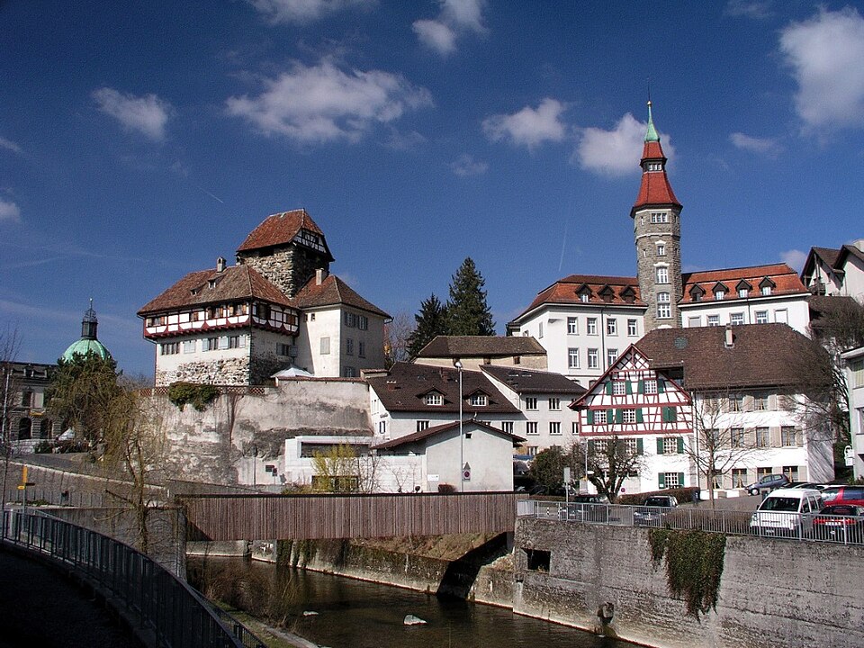 Schloss Frauenfeld mit den umliegenden historischen Geb&auml;uden