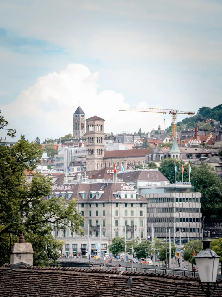 Blick &uuml;ber die Limmat auf die Z&uuml;rcher Altstadt und das Grossm&uuml;nster